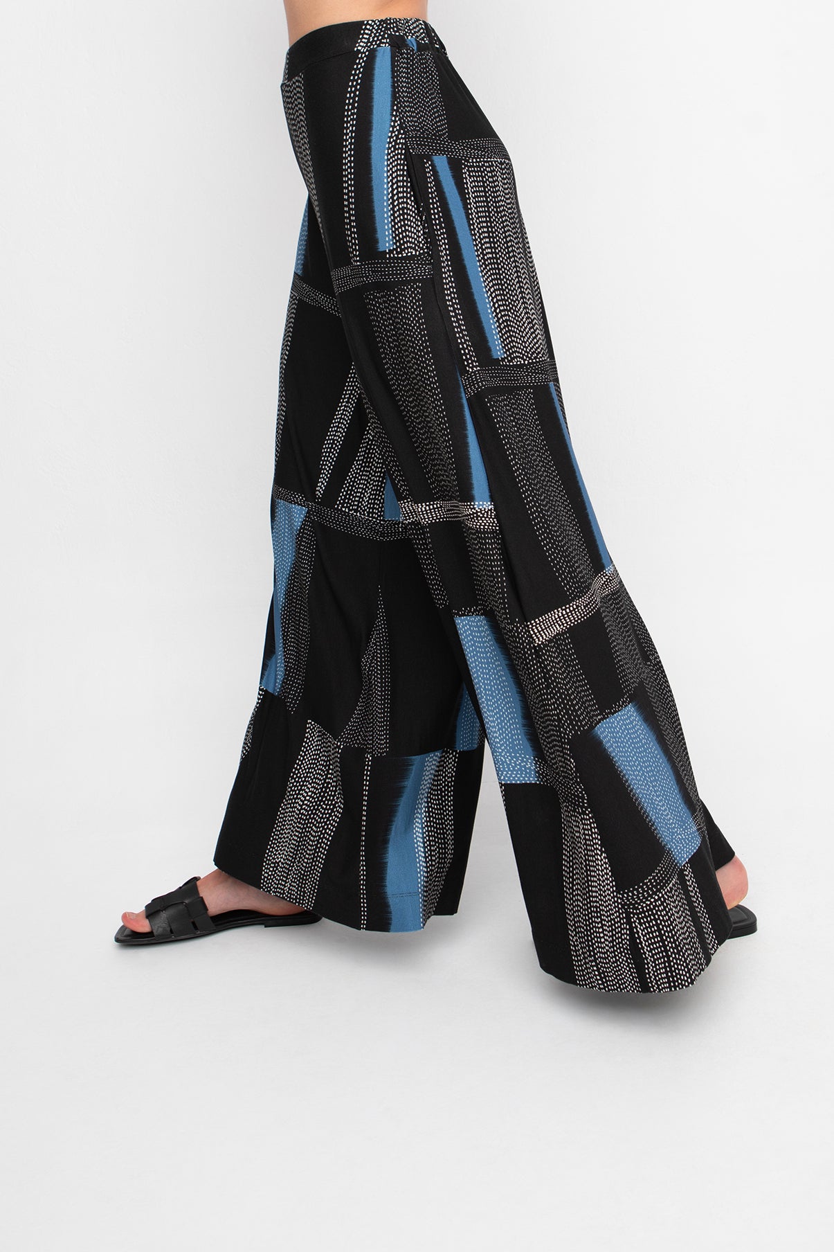 ozai n ku digi print trousers in black & blue