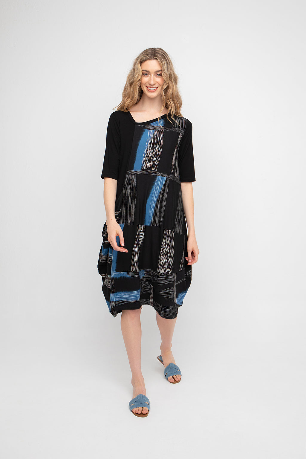 ozai n ku digi print dress in black & blue