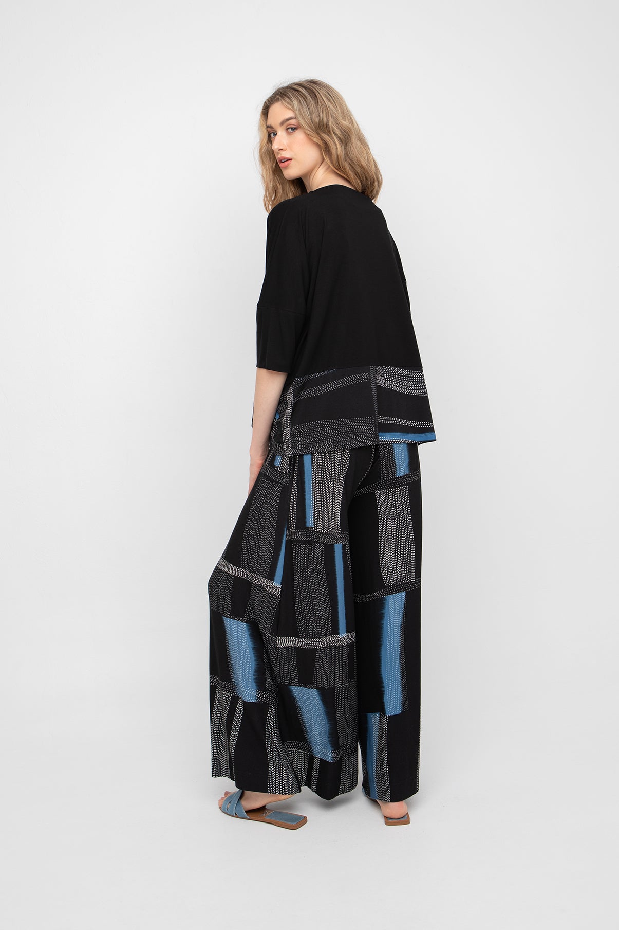 ozai n ku digi print top in black & blue