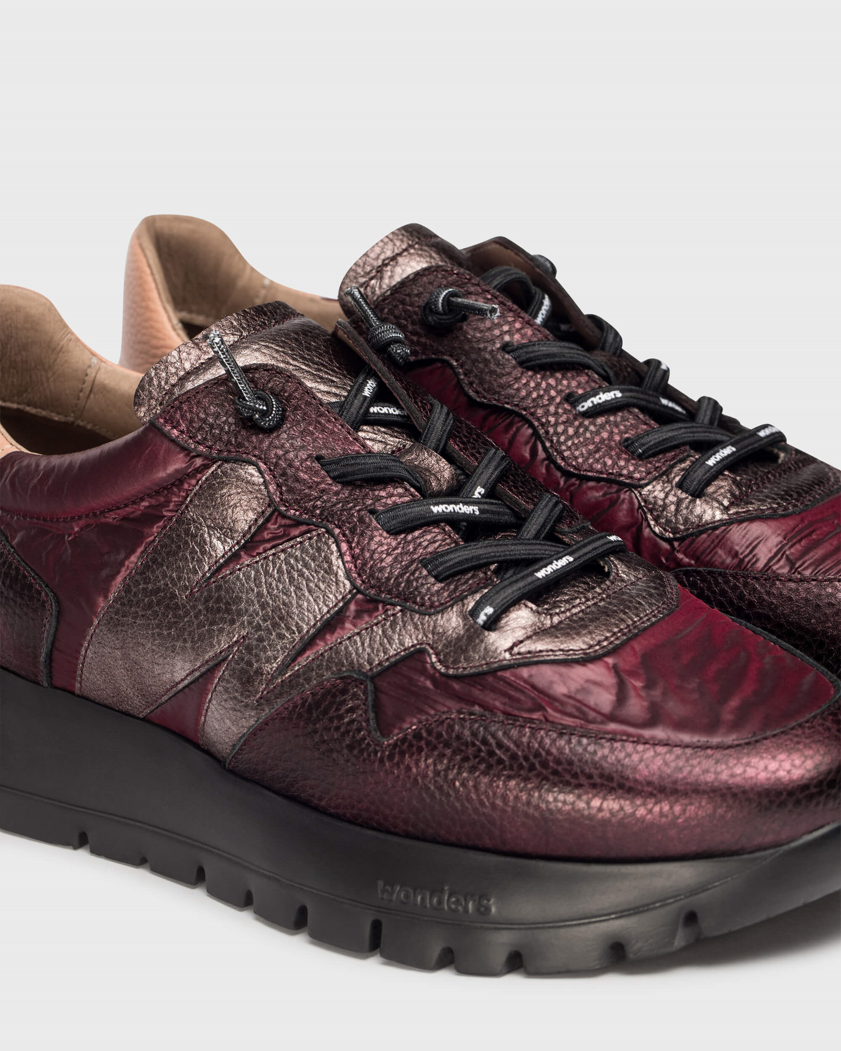wonders odisei metallic sneakers in burgundy