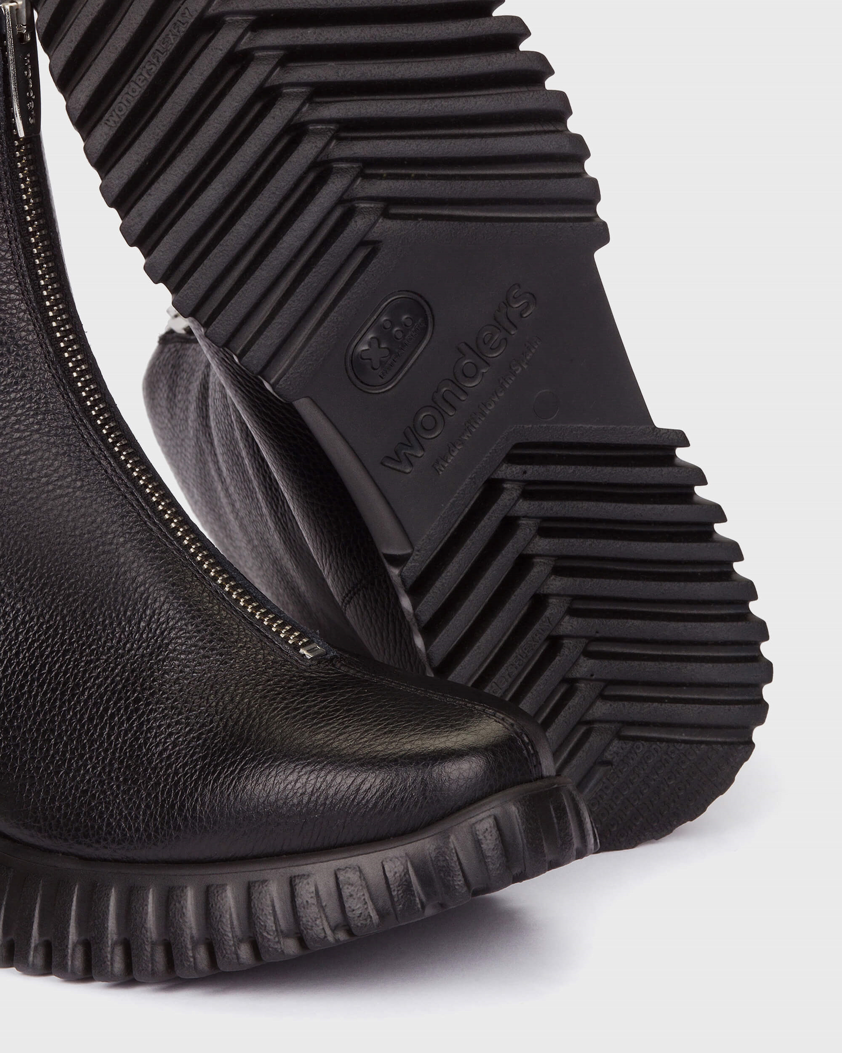 wonders flexfly zip front boot in black