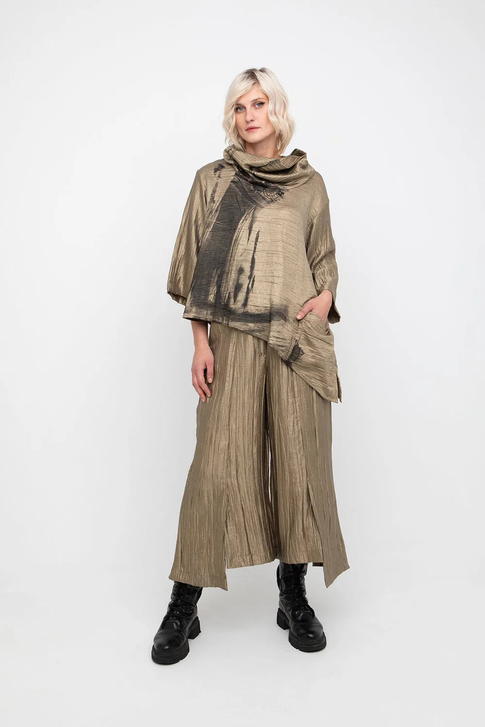 Ozai N Ku Foil trousers in Golden
