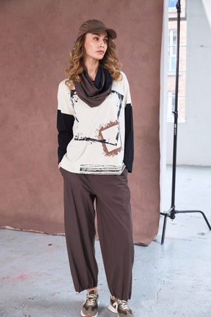 naya placement cube print top in black & sand