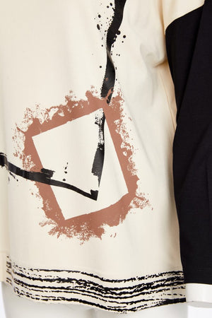 naya placement cube print top in black & sand