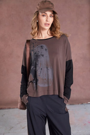 naya placement print top in black & brown