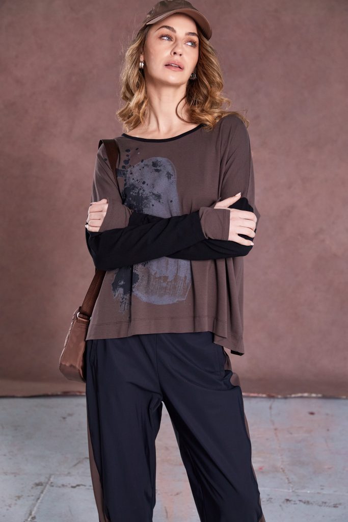 naya placement print top in black & brown