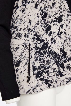 naya mottled print contrast panel top in black & taupe