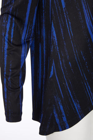 ora printed dip hem top in black & blue