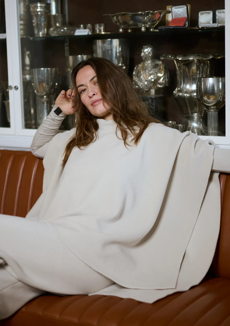 Henriette Steffensen Poncho in beige