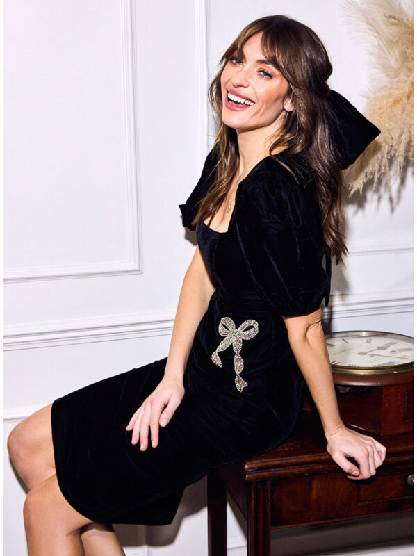 hope & ivy alba velvet dress in black