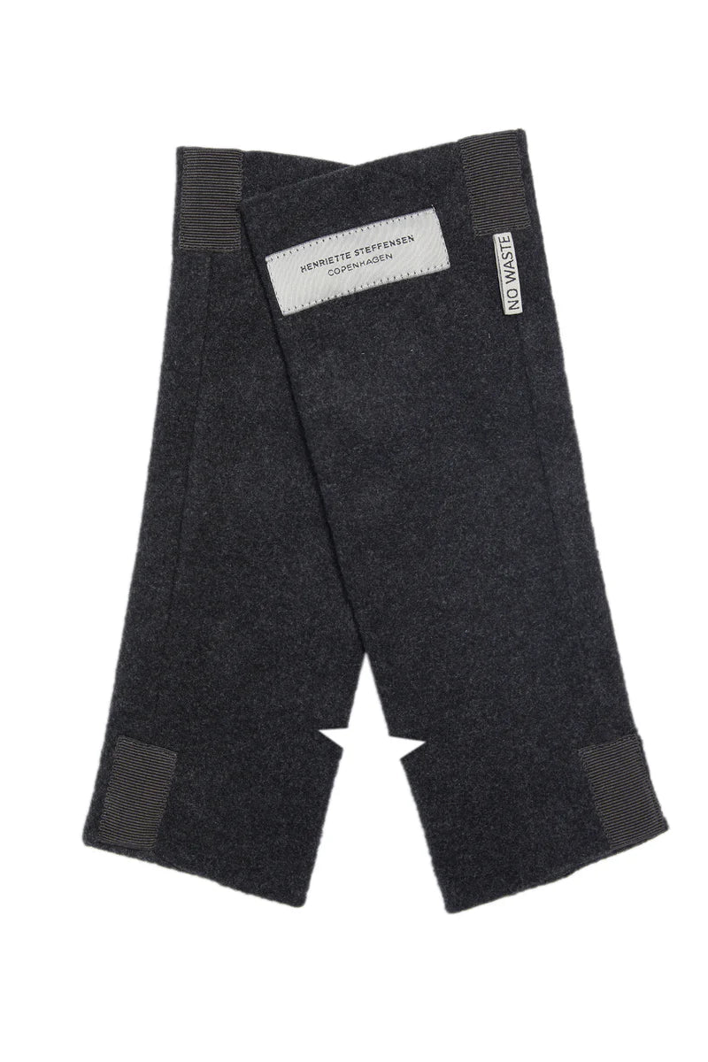 HENRIETTE STEFFENSEN WRIST WARMER IN BLACK