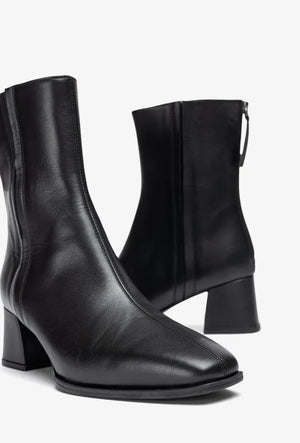 unisa lucas leather ankle boot in black