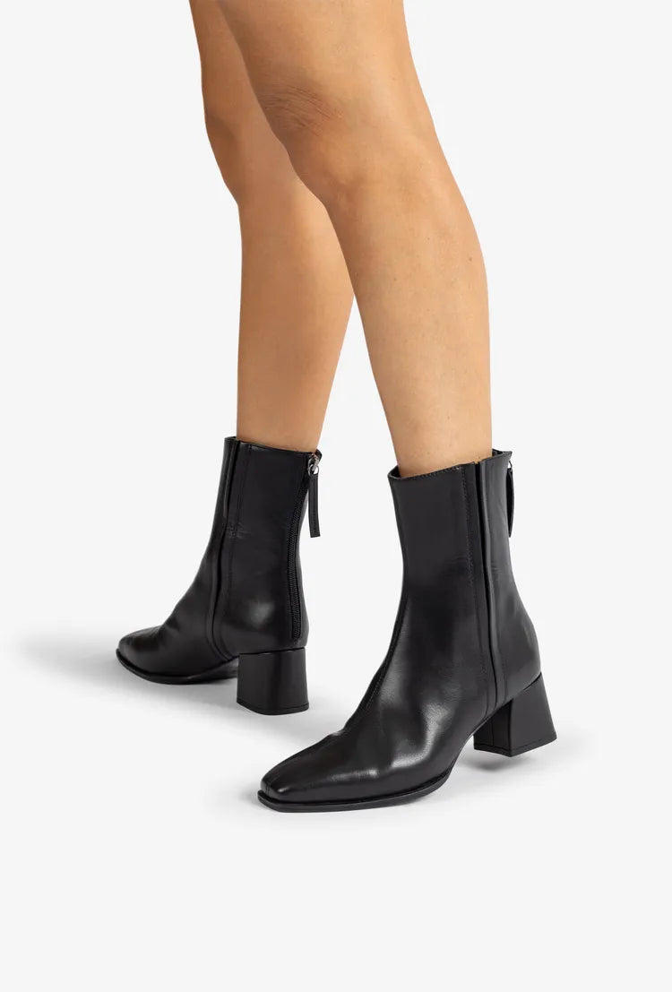 unisa lucas leather ankle boot in black