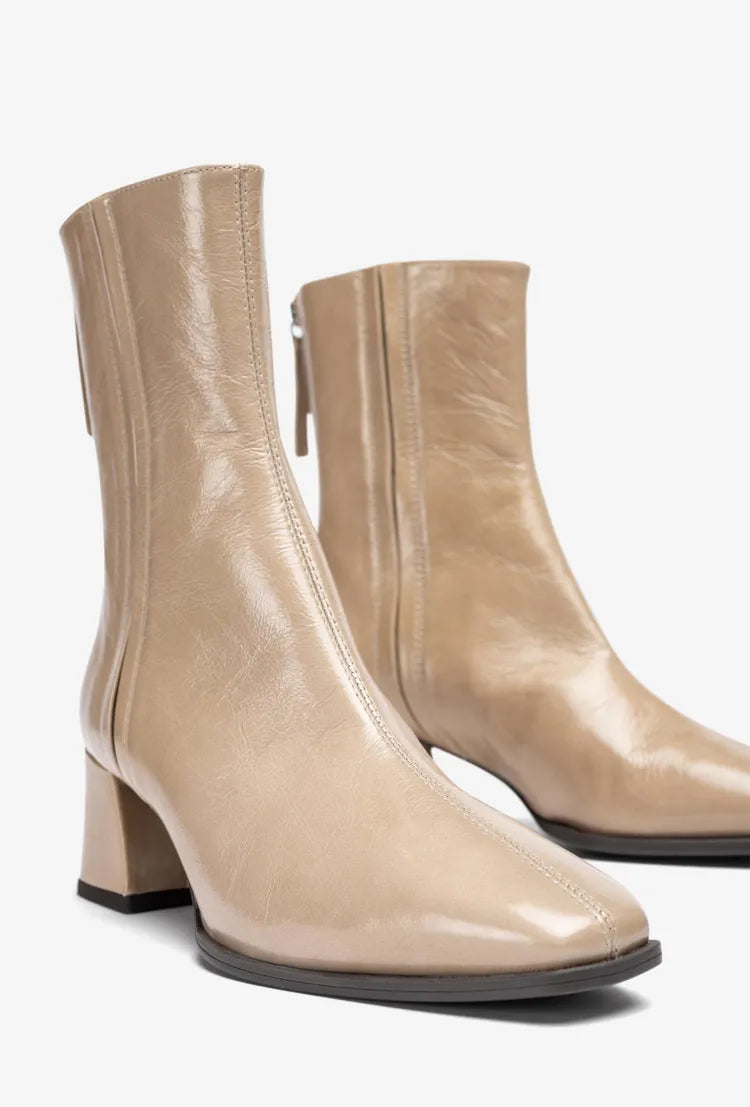unisa lucas patent ankle boots in nude