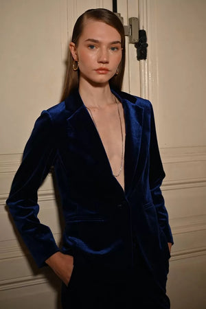 molly bracken fitted velvet blazer in blue