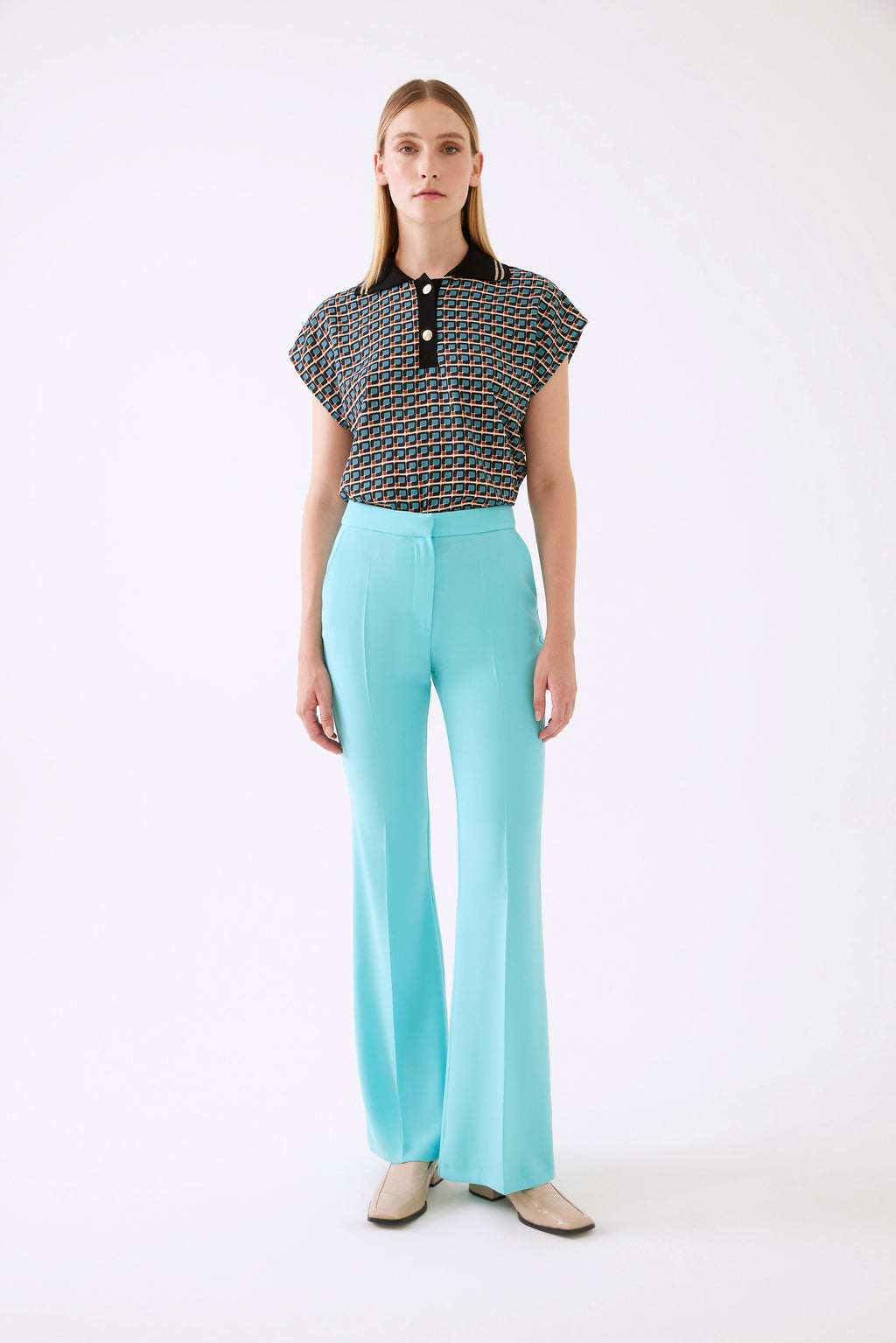 <p>Exquise tailored fit flared trousers in turquoise, matching blazer available as a co-ordinate </p>
<p>Product code 4210009</p>
