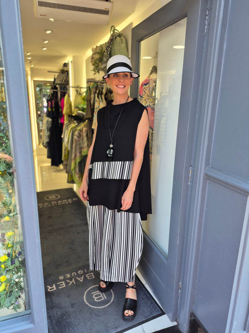 stripe panel sleeveless top in black&white