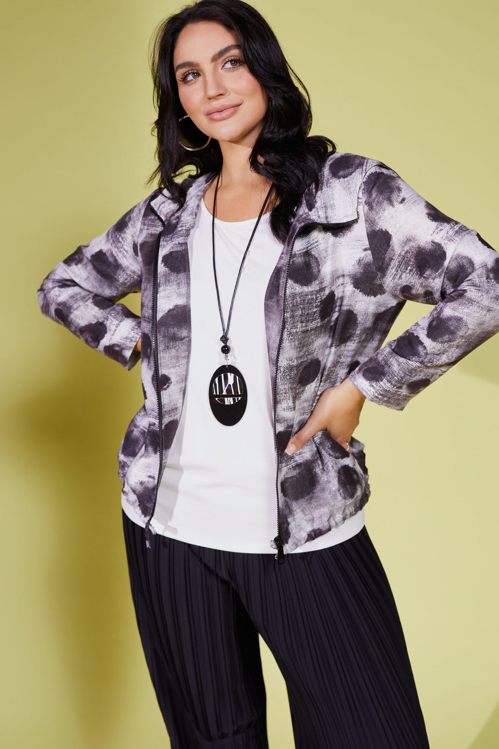 <p>Ora spot print contrast linen style hooded jacket in black and white</p>
<p>Product code ORS24151002</p>