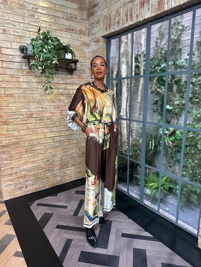Deck silky blouse in chocolate print.