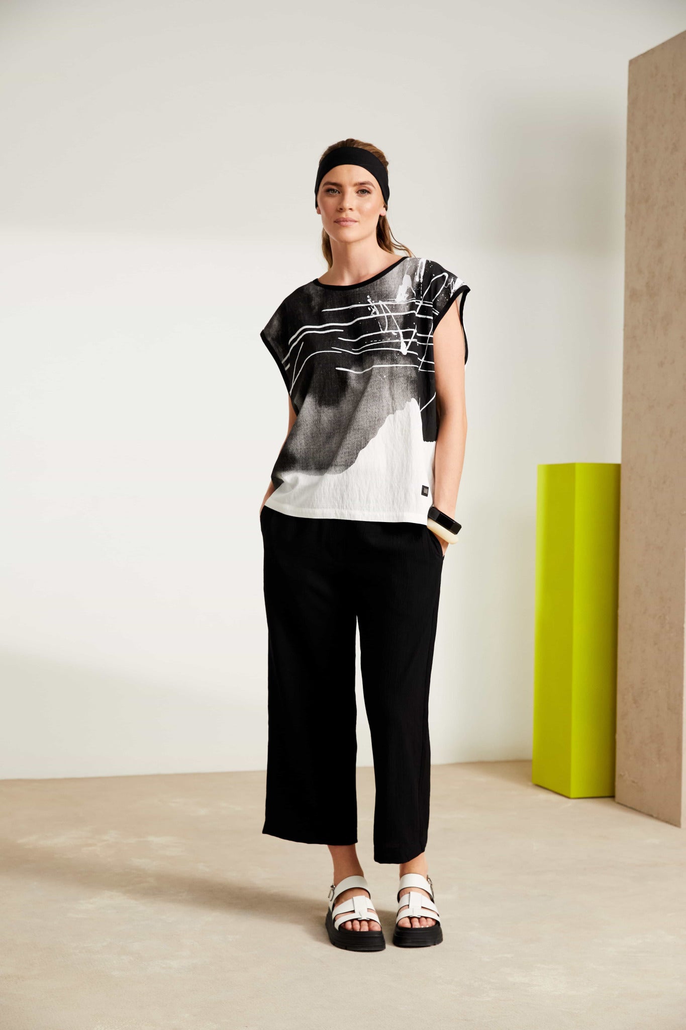 naya drizzle print sleeveless top in black & white