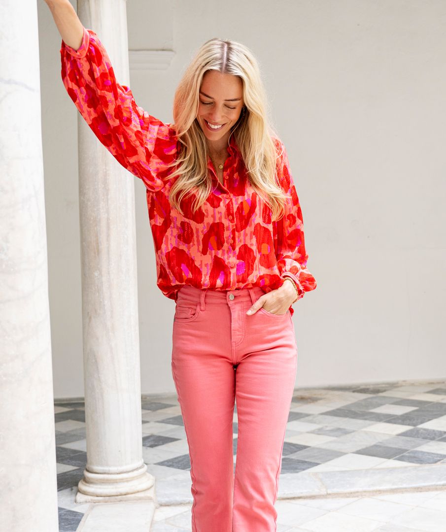 Esqualo blouse with button front closure in coral and pink animal print. The blouse has long sleeves with a cuff at the bottom. product code SP24.15001